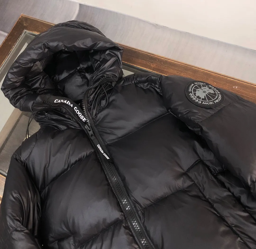 P880 Canada Goose/Canada Goose 2023 limited new Crofton bread down jacket for men and women] Exclusive design concept on the entire network: Canadian brand Canada Goose has always been recognized as the warmest down jacket, and various IS celebrities, Internet celebrities, and celebrities often wear it for street photos. I make Canada Goose every year, but I still can’t get rid of my love for the big geese. No matter how cold the days are, there is no need to be afraid, because there are big geese! Filled with 90% white duck down, Canada Goose is the legendary warmest down jacket and is known as a must-have for Arctic outdoor sports! The most popular down jacket in the world, celebrities are rushing to buy it, it is a must-have! Fabric + Features: ✅ Made of Japanese thermal fabric, with good thermal insulation performance, waterproof and windproof. Wear a hat when going out in the rainy season to keep warm and keep out the rain. ✅ It is filled with 90% international white duck down. The filling amount is much more than any other clothes on the market. Only in this way can it be full and the touch will be very soft. ✅ The original custom-made fabric is made of recycled Feather-Light tear-resistant fabric, which is ultra-light and has no weight-bearing feeling on the upper body and ensures the feel and bulkiness. The interior is made of nylon ylon double-layer sealing design, which will not cause any velvet leakage. The cold-proof effect is as high as level 4. ✅ The zipper is customized from Yoshida YKK factory, with clear engraving and perfect smooth texture. ✅Stand-collar hooded drawstring design achieves double warmth retention effect. ✅The inner ➕ has a waistband design and the waistband has logo embroidery to fit the body better and provide double windproof effect. ✅All accessories are 1:1 original factory. ✅ Imported Behringer embroidery machine to customize the 10,000-needle embroidery logo, 100% restored to the original product. ✅ Collar label, washed label, hang tag, zipper cord, pocket label, back label, collar velvet, Velcro fasteners, all details of the cuffs are authentic, and the hang tags and anti-counterfeiting labels are complete ✅ The cuffs are made of thickened seamless threads, which are warm and comfortable. Craftsmanship: Crofton loaf, the latest style in 2023, with cold protection effect up to level 4, made of recycled Feather-Light tear-resistant fabric, ultra-light, and no weight-bearing feeling on the upper body! The unique black label highlights your temperament‼ ️Color: black silver gray Size: S～XXL